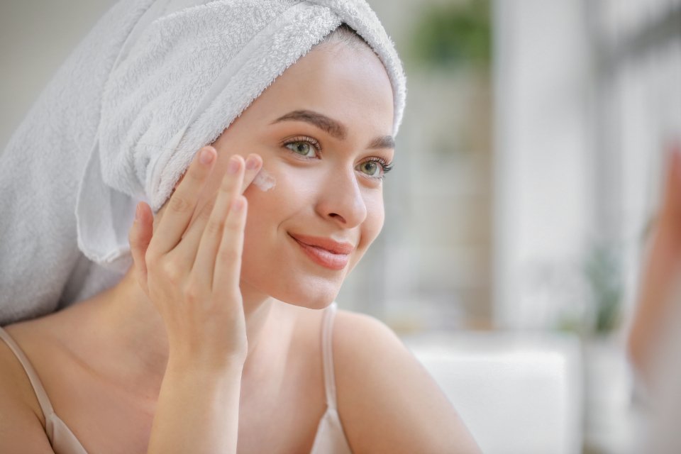 Khách hàng chăm sóc da mặt sau khi xông hơi